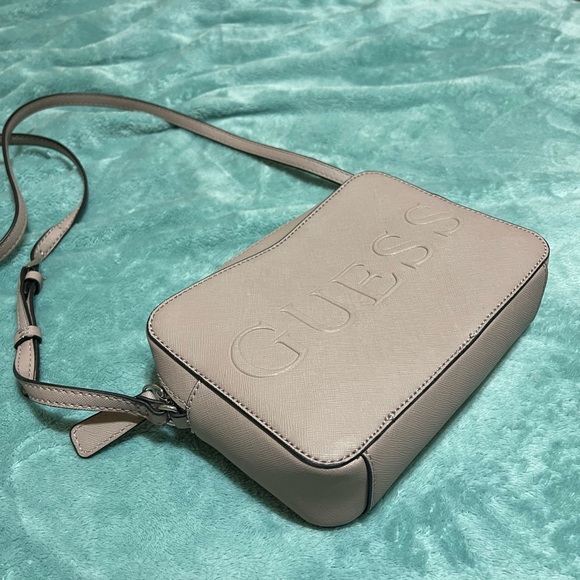 Super cute Guess purse 👛 - Picture 4 of 5